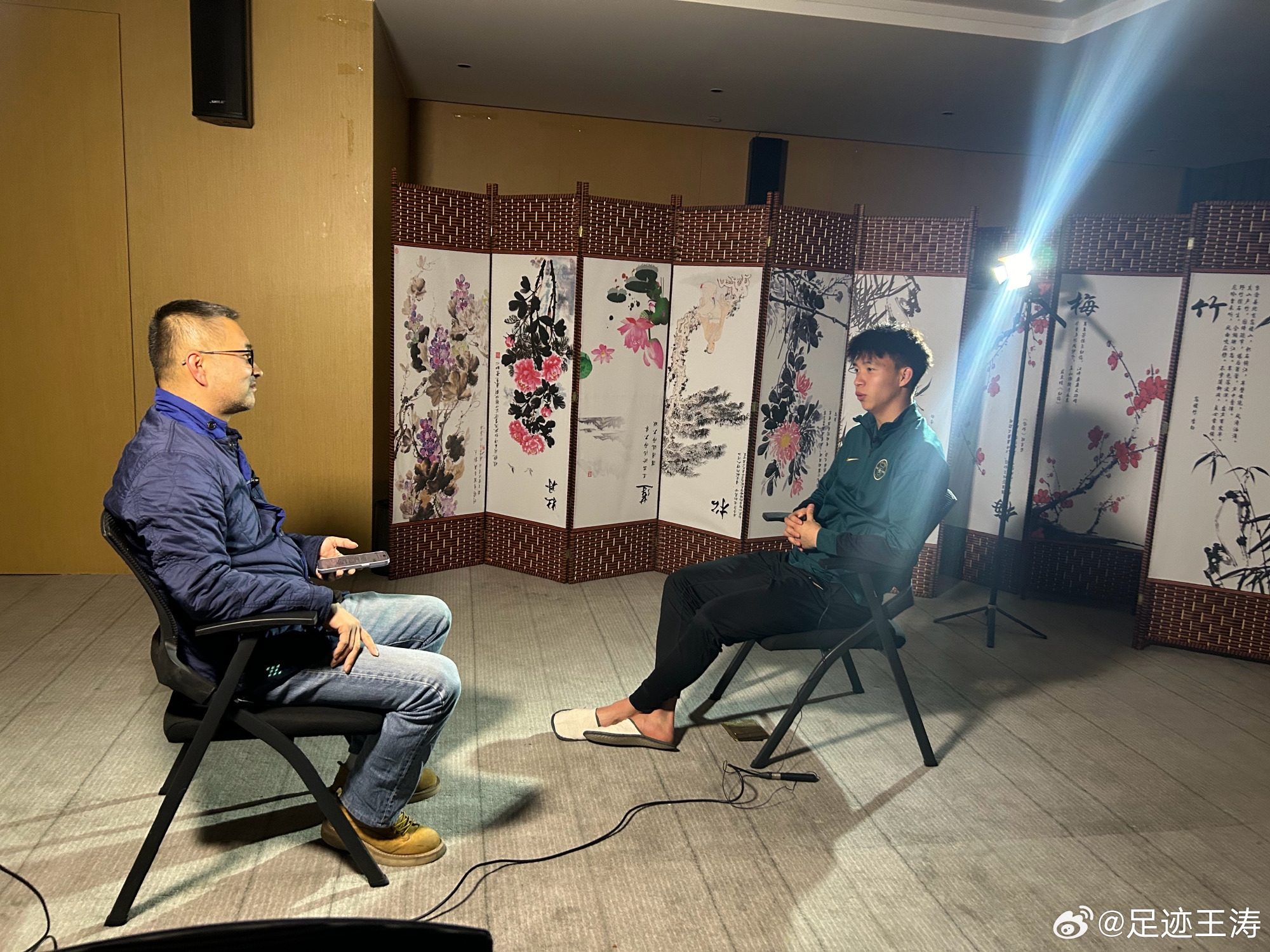 記者：王鈺棟視韋世豪為偶像&想加他微信，現(xiàn)進(jìn)了國足不知加到?jīng)]