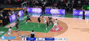 很激烈！賈昊籃下接發(fā)球順勢(shì)上籃打中 吉林反超遼寧