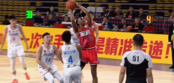秀翻車了！道格拉斯面對空籃選擇拉桿結(jié)果上丟 自己也懊惱不已