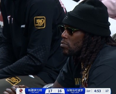 哦呦？你來了！新疆新外援哈雷爾場邊觀戰(zhàn)新疆主場vs深圳的比賽