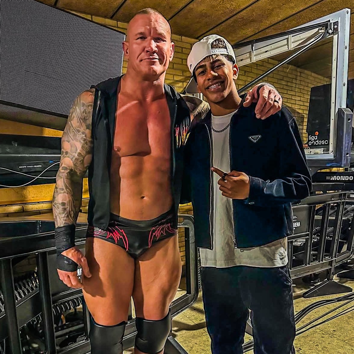 小心RKO！亞馬爾現(xiàn)場觀戰(zhàn)WWE，和奧爾頓、Triple H等合影