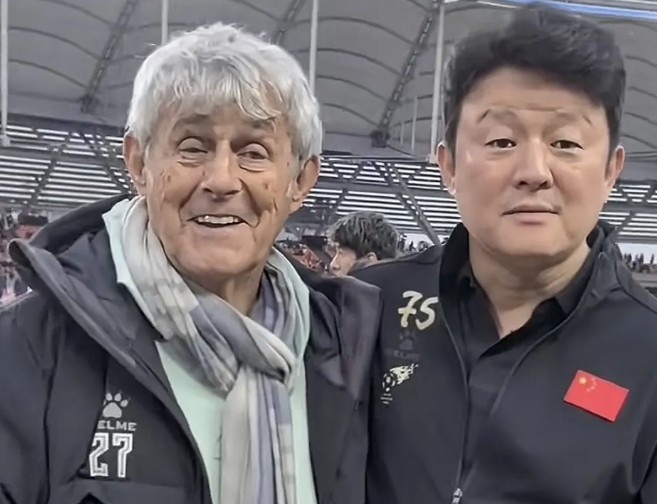 有點(diǎn)像？米盧差點(diǎn)將青島籍演員張磊誤認(rèn)為是孫繼海