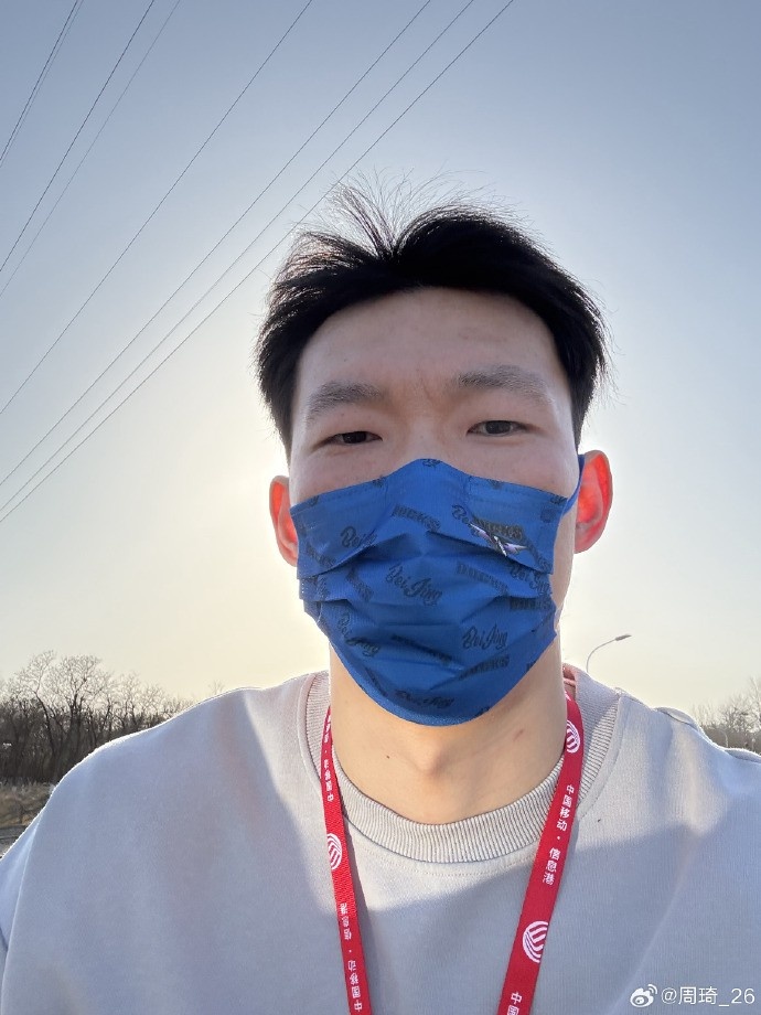 悠閑！周琦騎京牌電動(dòng)車出行：太陽出來了 開京牌兜兜風(fēng)！
