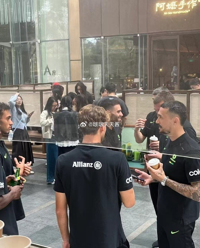 松弛感拉滿！澳大利亞隊員在杭州街頭喝奶茶