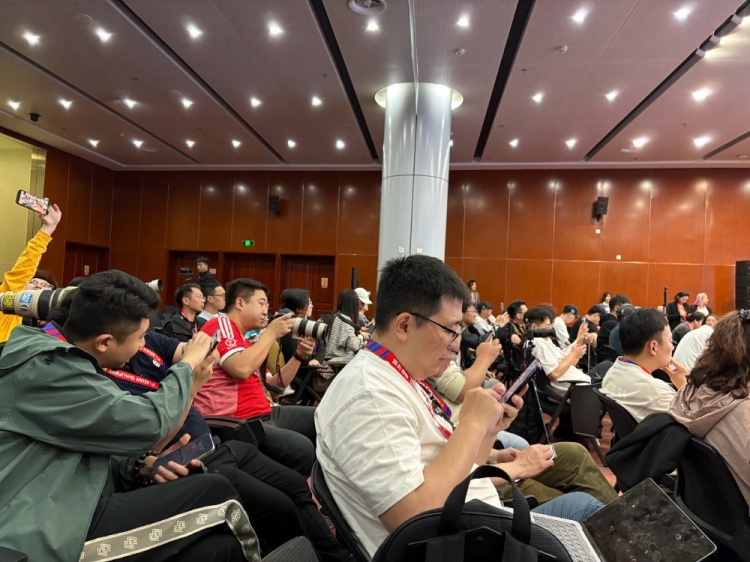 萬眾矚目！記者擠滿國(guó)足賽前新聞發(fā)布廳，賽場(chǎng)記者預(yù)計(jì)超300人